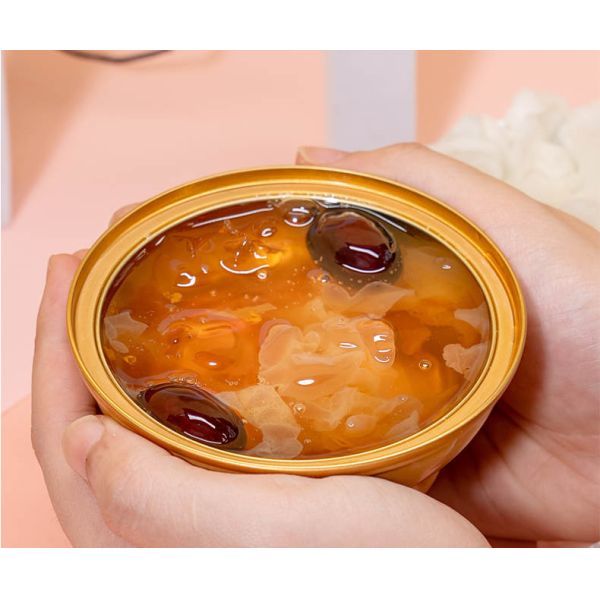 Stewed Peach Gum Dessert with Ginger, Red Dates and Osmanthus – Traditional Chinese Nourishing Sweet Soup Травяной натуральный суп из имбиря, фиников, османтуса и персиковой камеди для здоровья кожи, натуральный коллаген, женское здоровье и красота изнутри