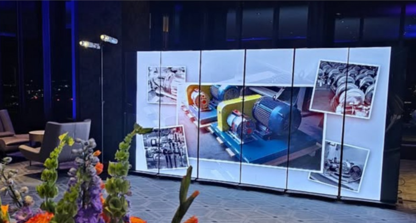 Solutions publicitaires d'affichage LED pliable P1.25mm pour maximiser l'impact dans les espaces commerciaux et les centres de transit très fréquentés