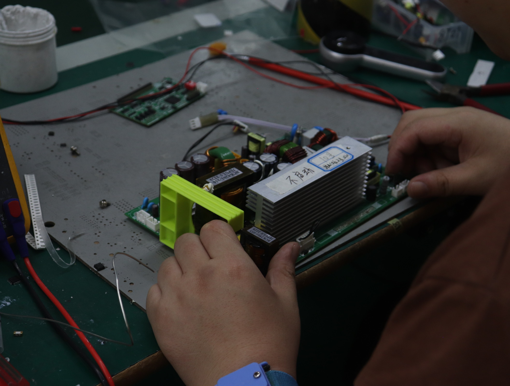 Батарея лития LiFePO4 600W беспроводных портативных солнечных банков на открытом воздухе располагаясь лагерем