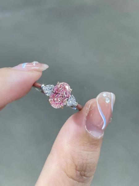 1.69ct Anéis de diamante de laboratório sintético CVD rosa diamante forma oval estilo três pedra