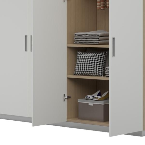 Um guarda-roupa de apartamento simples e de luxo com grande espaço de armazenamento