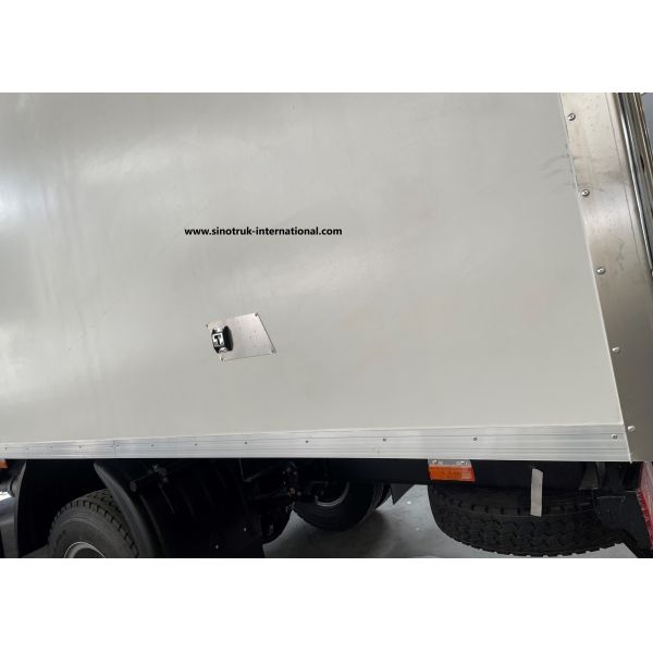 White SINOTRUK HOWO 10 Ton Refrigerated Truck 140HP LHD