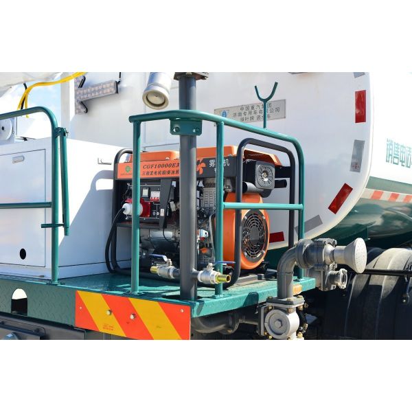 Water Tanker Truck 4x2 Sinotruck Howo Weichai 220hp Double Rear Tires Single Row Cabin