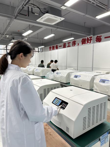 High-Speed Benchtop Refrigerated Centrifuge Max 4*100ml 48 Tubes Temperature Control Centrifuge Machine