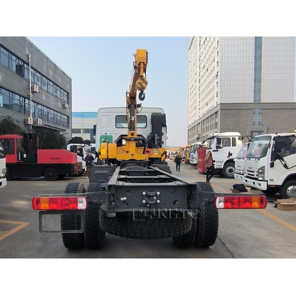 Тяжелый грузовик HOWO Дизельный грузовик 4х4 6 колесный шасси с краном высокого качества