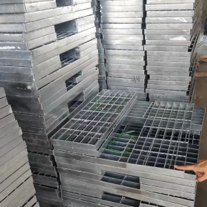 Hot Dipped Galvanized Carbon Steel Grating ISO9001 Certified Q235 Material for Industrial and Residential Security Barriers