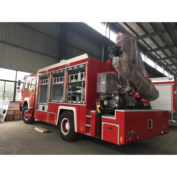 Rescue Fire Brigade Truck Howo 4 X 2 Emergency Fire Fighting Truck With 5 Tons Crane