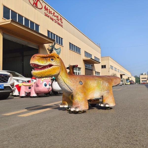 Paseo en dinosaurio electrónico grande de 350W, dinosaurio andante de atracciones con control remoto