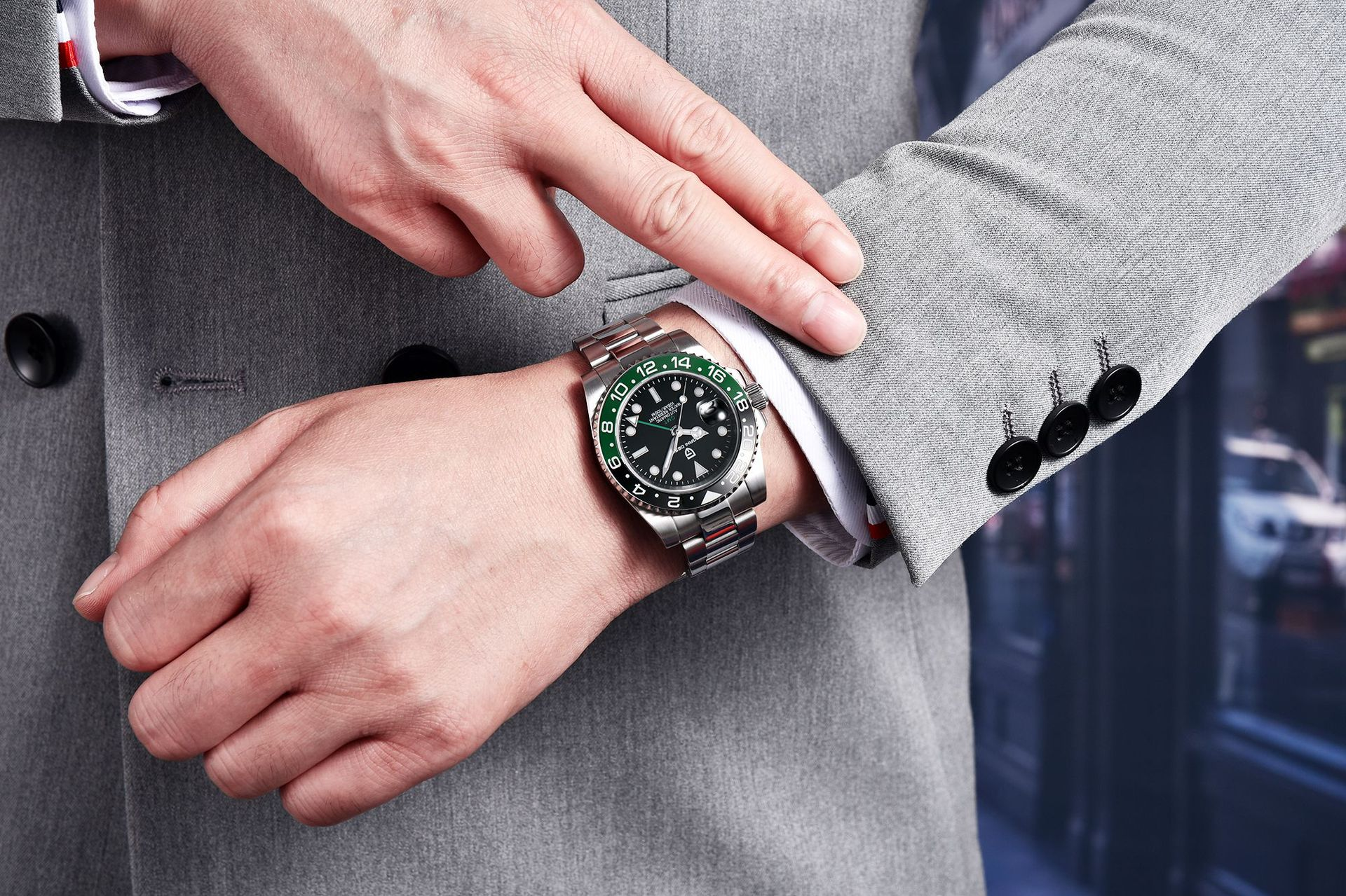 Slim Men's wrist watches Offering Minimalist Design and Lightweight Construction Suitable for Modern Professionals