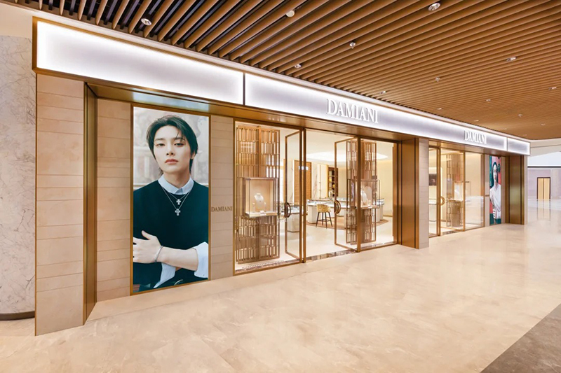 Luxury Jewelry Showroom with Full-Store Customization Featuring Textured Curved Showcases and Italian-Inspired Aesthetics