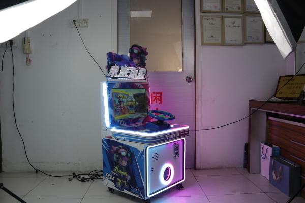 新型屋内アーケードコイン式子供向けレーシングゲーム機