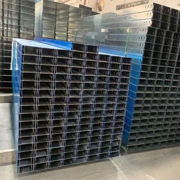 Pre Galvanizado Superficie Finish Cable de aluminio bandeja para aplicaciones ligeras y versátiles