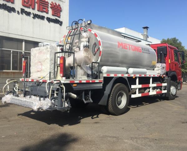 O caminhão do equipamento de construção do asfalto de HOWO 10000L montou a condução do modo