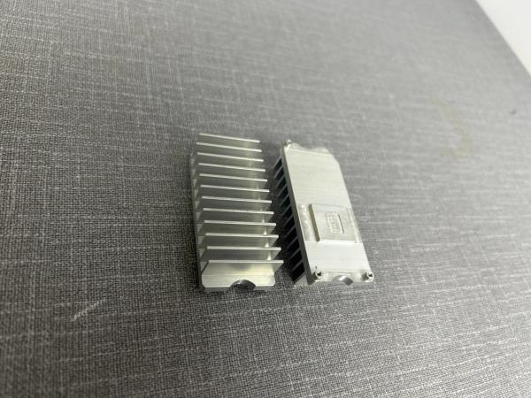Pièces d'extrusion d'aluminium personnalisées pour dissipateur thermique anodisé à usage industriel