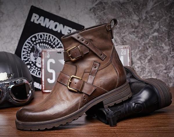 As botas de Chelsea da camurça dos homens do lazer, atam acima em volta das botas de Chukka de couro cinzentas do dedo do pé