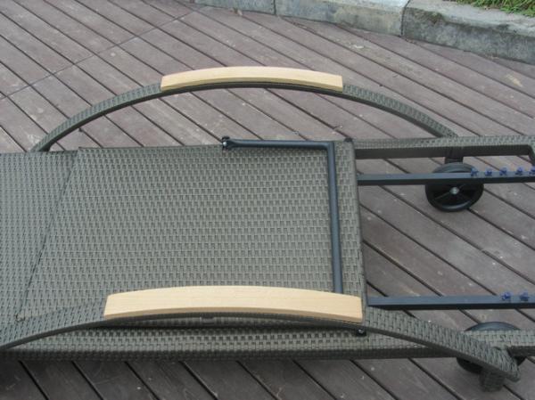 Modern Rattan Sun Lounger , Folding Lounger With Side Tea Table