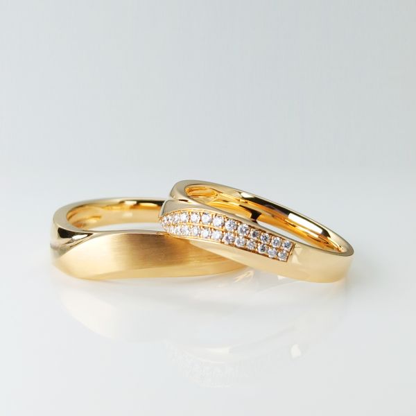 Minimalist Surface Design Intense 18k Rose Gold Couple Rings