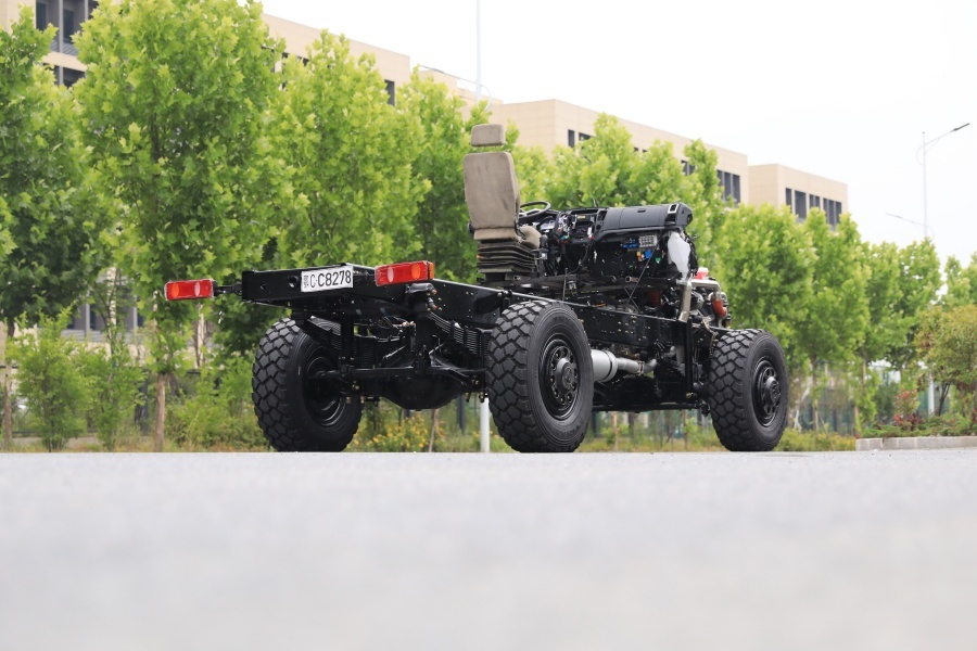 4×4 Off-road Heavy Duty Truck Chassis with ISDe300 Engine, Automatic Transmission For Export