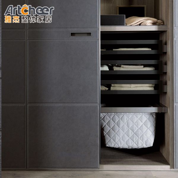 Сдвижная дверь средневековья спальня прогулка в шкафу с панельным деревянным стилем