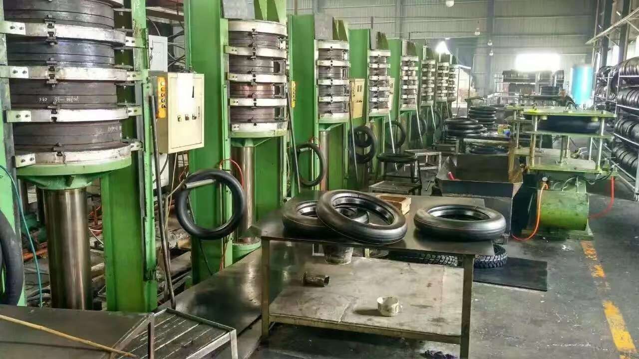 Снежные мотоциклетные шины 3.75-12 4.10-18 4.60-184.60-17 120/80-18 Hc58 Шаблон грязи и снежинки
