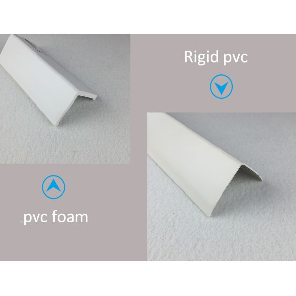 La esquina anticolisión del PVC pela colores de madera de ángulo recto 50 x 50m m