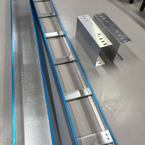 Résistance à la corrosion Plateau de câbles de type échelle en argent en aluminium pour l'organisation de câbles industriels