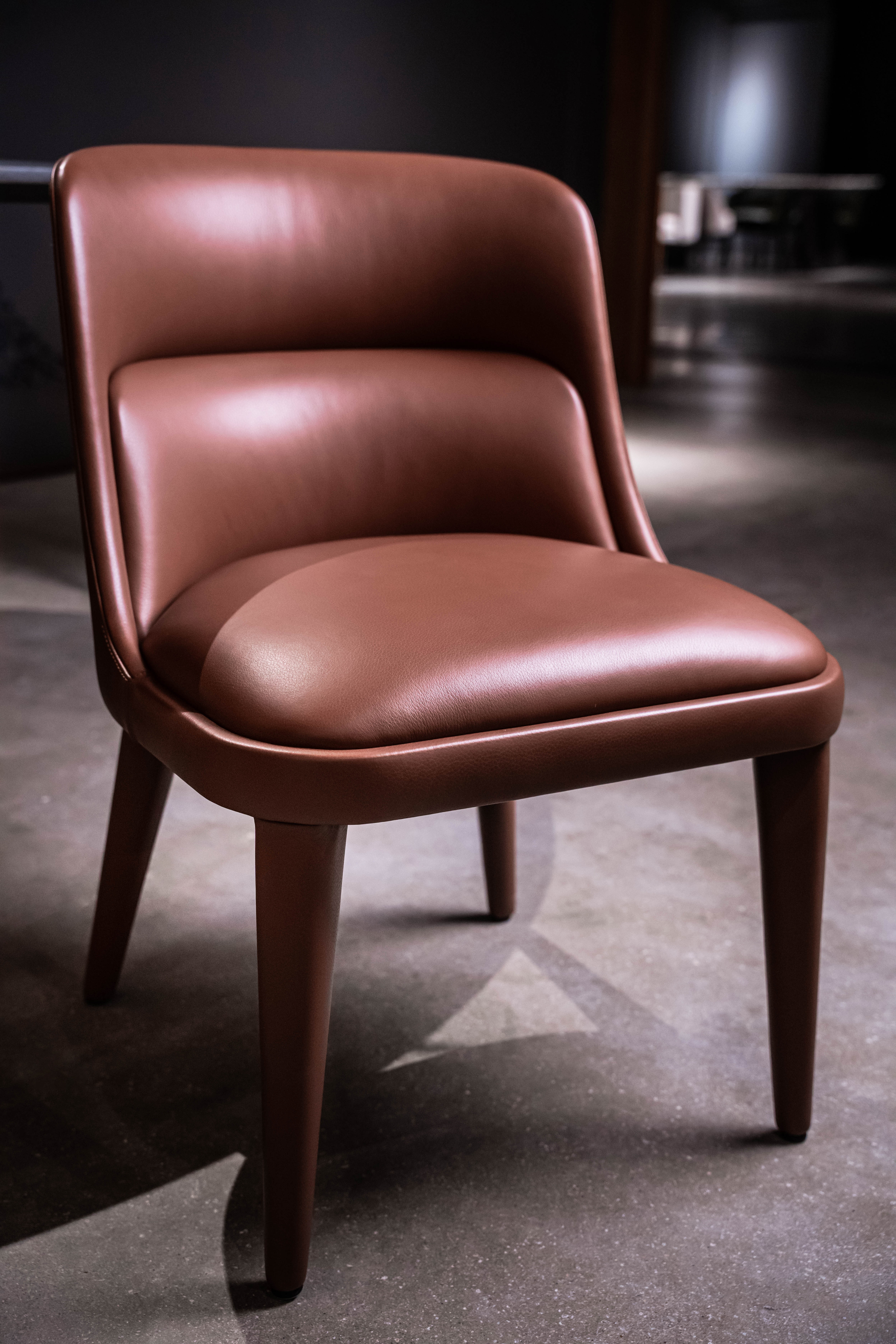 Home‑use Brown Leather Dining Chair, Modern Upholstered Side Chair with Solid Wood Legs for Dining Room