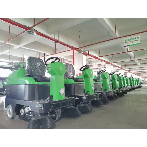 4020W Operating Motor Power Road Sweeper Machine with Half-closed Cab Style LFS15A