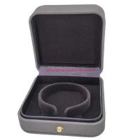 Traitement de surface d'estampage à chaud Elegante couleur grise Carré Poignée en forme de bracelet Bracelet Boîte d'emballage cadeau rose