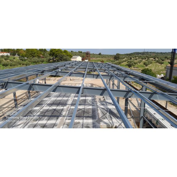 Edificio de acero contemporáneo con aislamiento de lana de roca y paneles sandwich de techo / pared