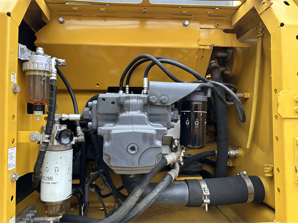 Использованный экскаватор Komatsu PC240LC-8 с рабочей массой 25130 кг
