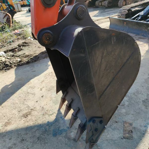 Excavateur Hitachi ZX75 avec système de transmission hydraulique avancé et régulateur proportionnel électrique