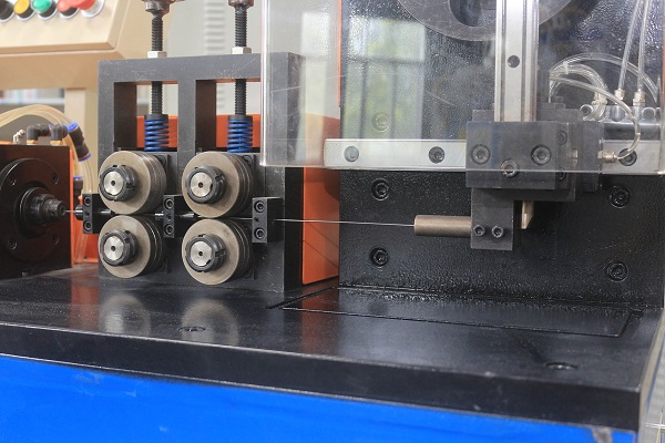 выправлять и автомат для резки провода