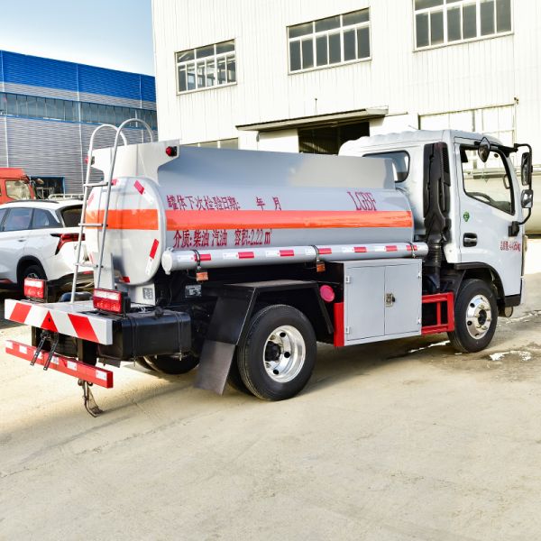 Camion de ravitaillement mobile en essence Dongfeng 4 * 2 en acier inoxydable, 2200 litres