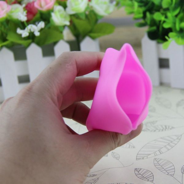 Colored Mini Silicone Water Bottle / Leaf Shaped Silicone Pocket Cup For Promotion Gifts