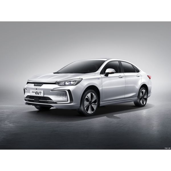 PÉKIN EU7 Les voitures électriques de taille moyenne ont une autonomie de croisière de 475 km pour les appels en ligne