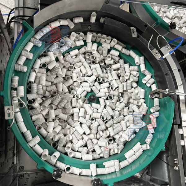 Cubo de alimentación vibratorio personalizado cubierta insonorizada de gran capacidad de plástico de piezas de tubería alimentador