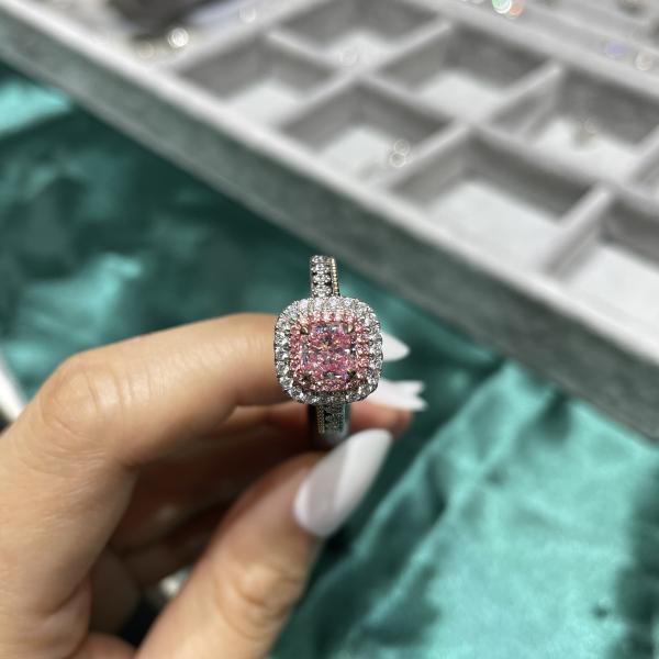 O laboratório dos diamantes 1ct de ZKZ criou Diamond Engagement Rings Cushion Cut cor-de-rosa