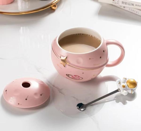 Hot Selling Wholesale 400ml Creative 3D Space ball shape Porcelain ceramic astronaut coffee cup mug with lid and spoon