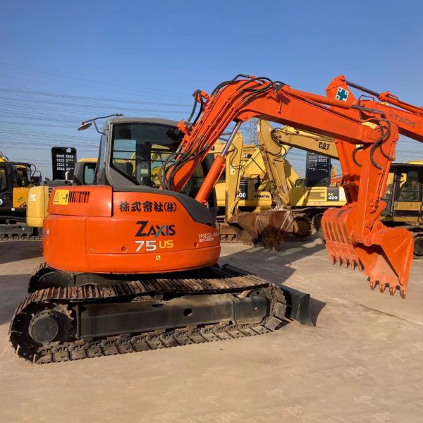 Hitachi ZX75US Used Excavator Hydraulic 7 Ton Mid Sized 40.3kw with 0.33m3 bucket