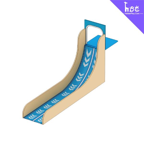 Des toboggans en plastique en forme de corne pour les enfants