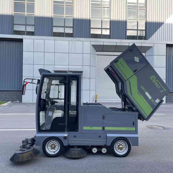 Large Ride On Industrial Sweeper High Power Dust / Debris Collection For Big Areas