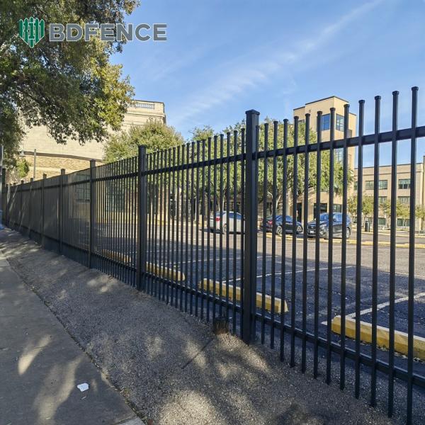 Fermeture en acier tubulaire durable