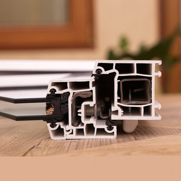 Доказательства ржавчины профилей рамки окна и моста раздел профиля алюминиевого алюминиевый