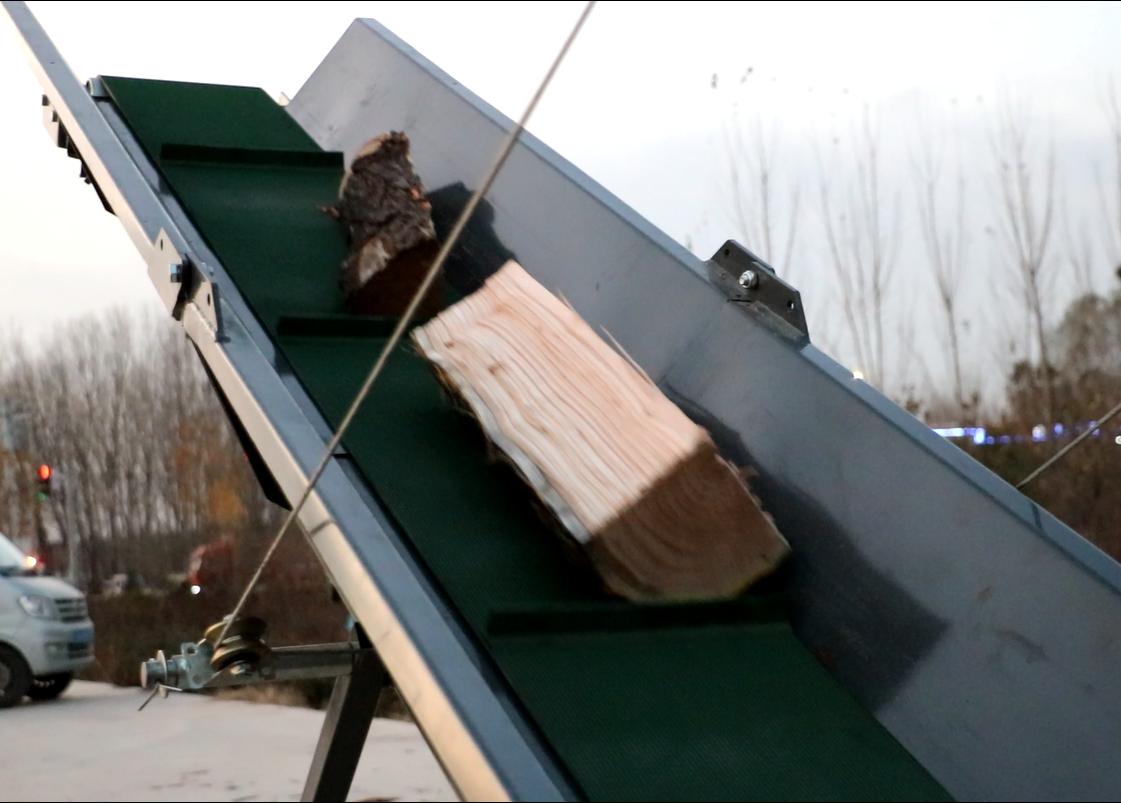 El procesamiento de leña se hace fácil con este divisor de leña de gasolina