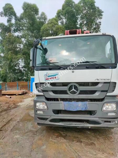 Pompes à béton à béton montées sur camion de 56 m pour le béton et les matériaux semi-séchés rouges