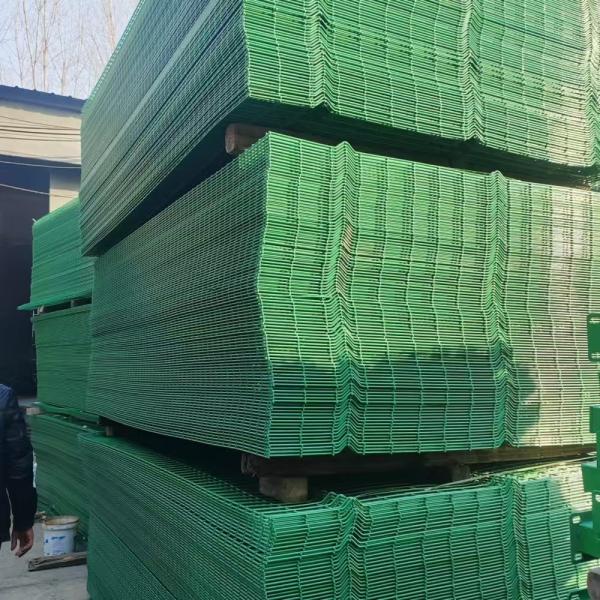 PVC Coated 3D Curved Welded Wire Mesh Fence For Farm With Peach Square Round Post