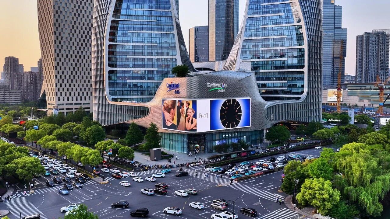 Customized Flexible Outdoor LED Display Solution For Shopping Mall