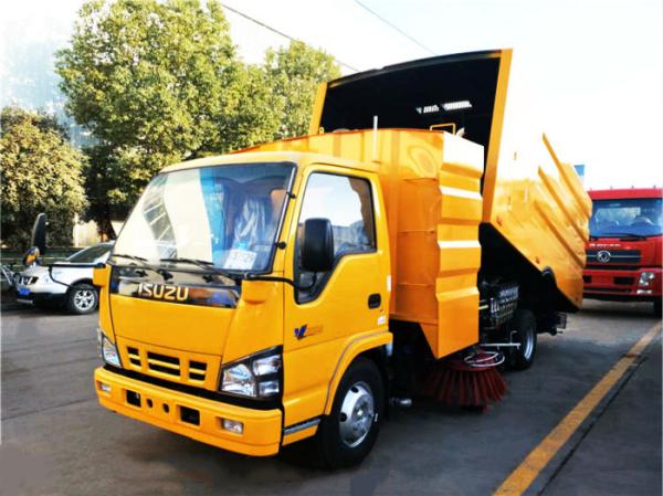 Caminhão de lavagem da estrada da estrada de ISUZU 4*2, caminhão de tanque de limpeza com 4cbm poeira da água 5cbm