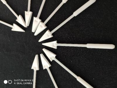 O olho cirúrgico branco lanceia o material descartável oftálmico do triângulo PVA